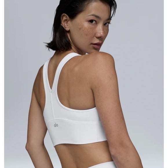 NWT Bright White ALO Yoga Wild Thing Crop Top Sports Bra M Cropped Gym Airbrush - Picture 2 of 8